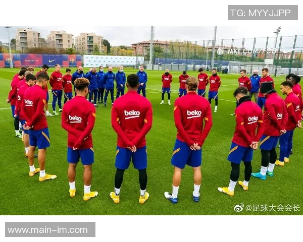 巴萨今日训练前为西班牙列车事故遇难者举行默哀仪式表达哀悼之情